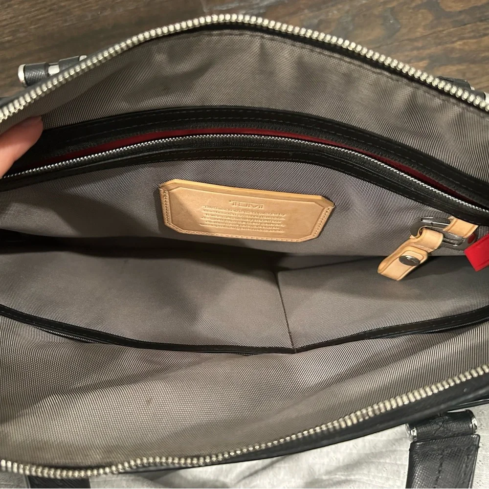 TUMI Astor Regis Italian Leather Briefcase- good condition